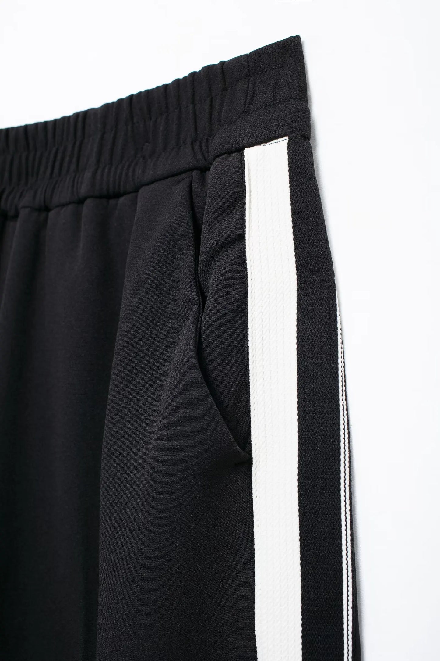 TRAFZA Vintage Women’s Outfit – Short Black Jacket & Black White Patchwork Pants