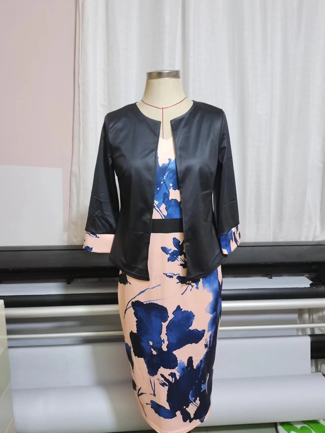 Elegant Women’s Fashion – Three-Quarter Sleeve Top with Hip Dress